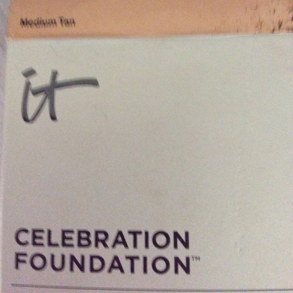 It Cosmetics Celebration Foundation